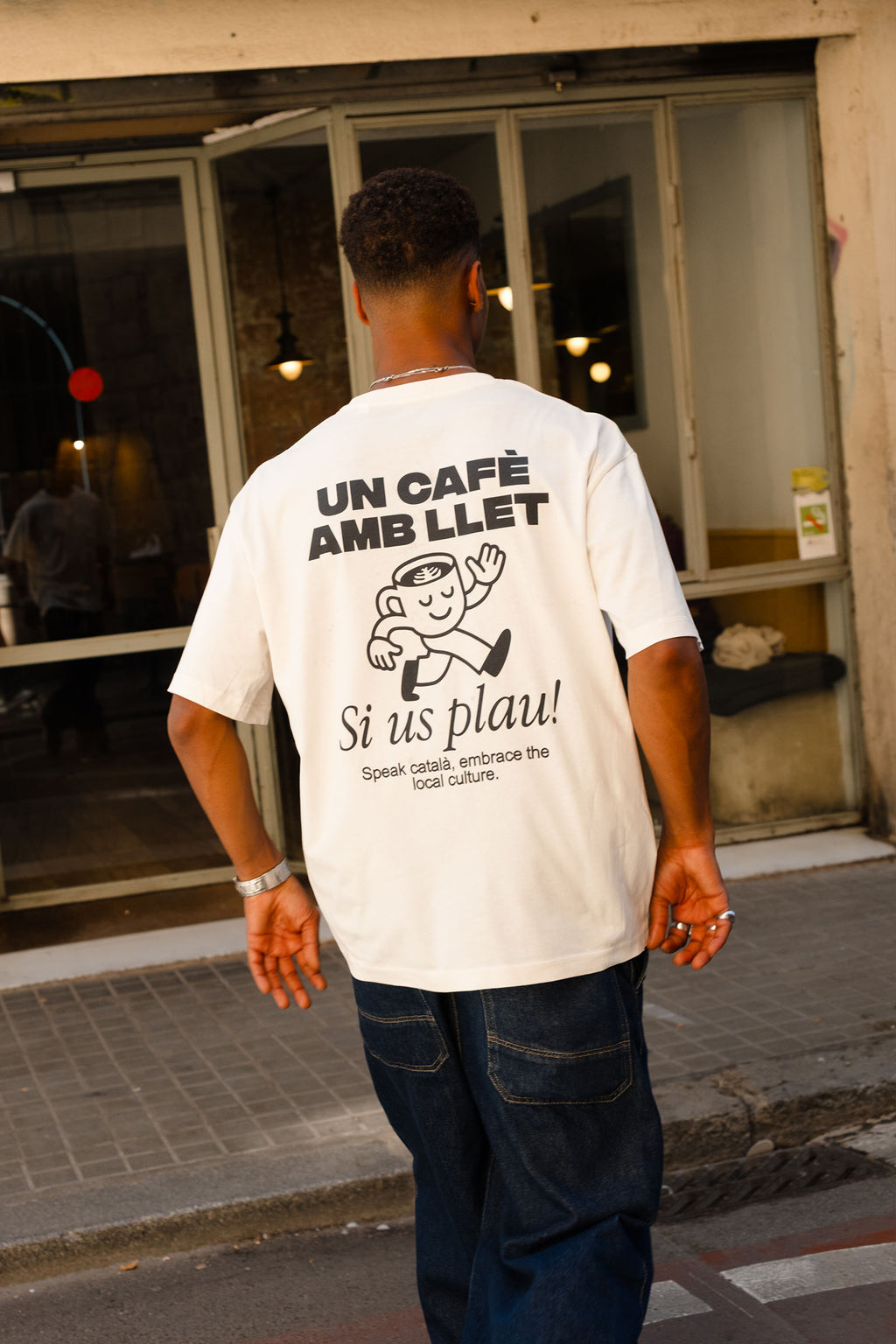 UN CAFÈ AMB LLET, SI US PLAU!