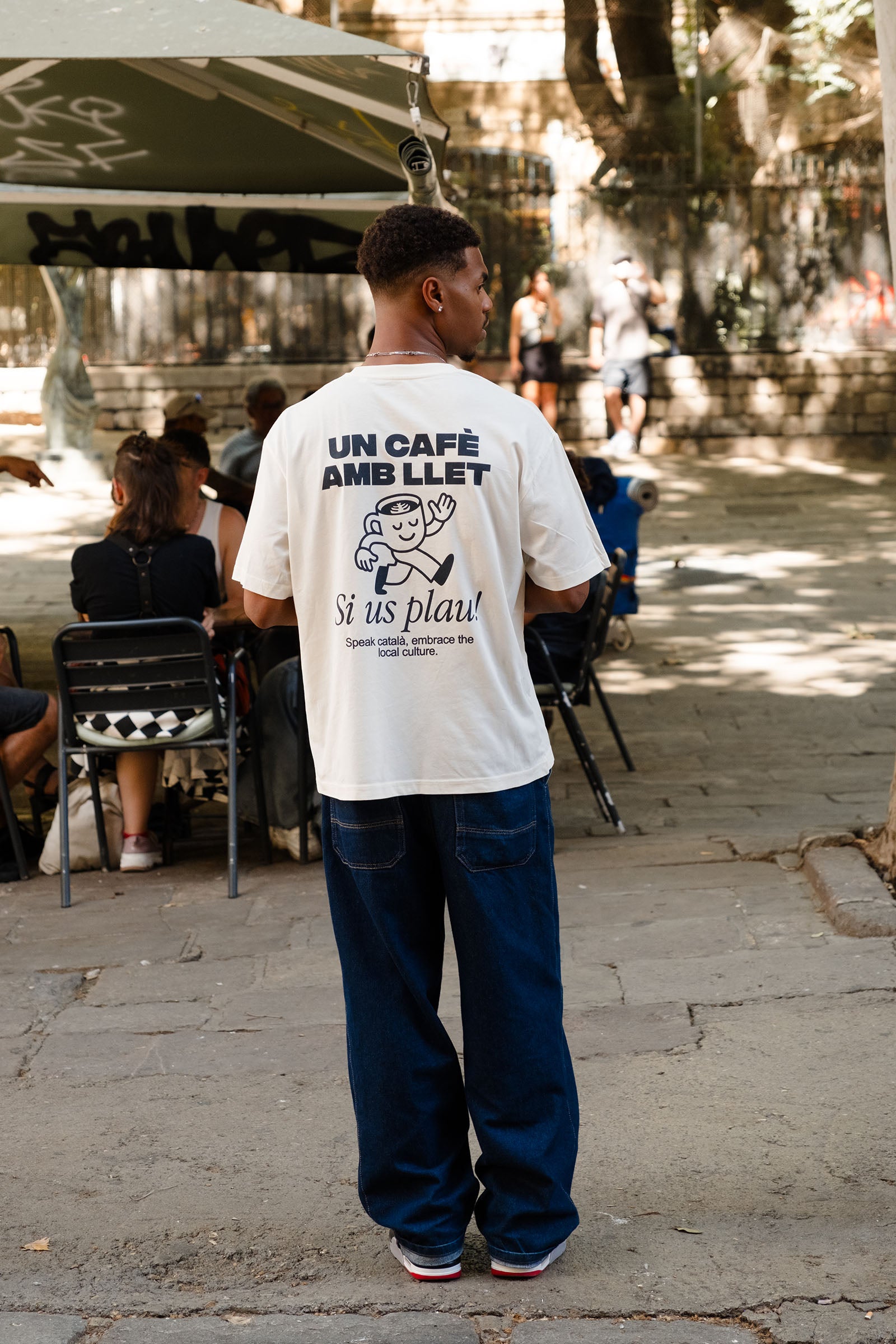 UN CAFÈ AMB LLET, SI US PLAU!