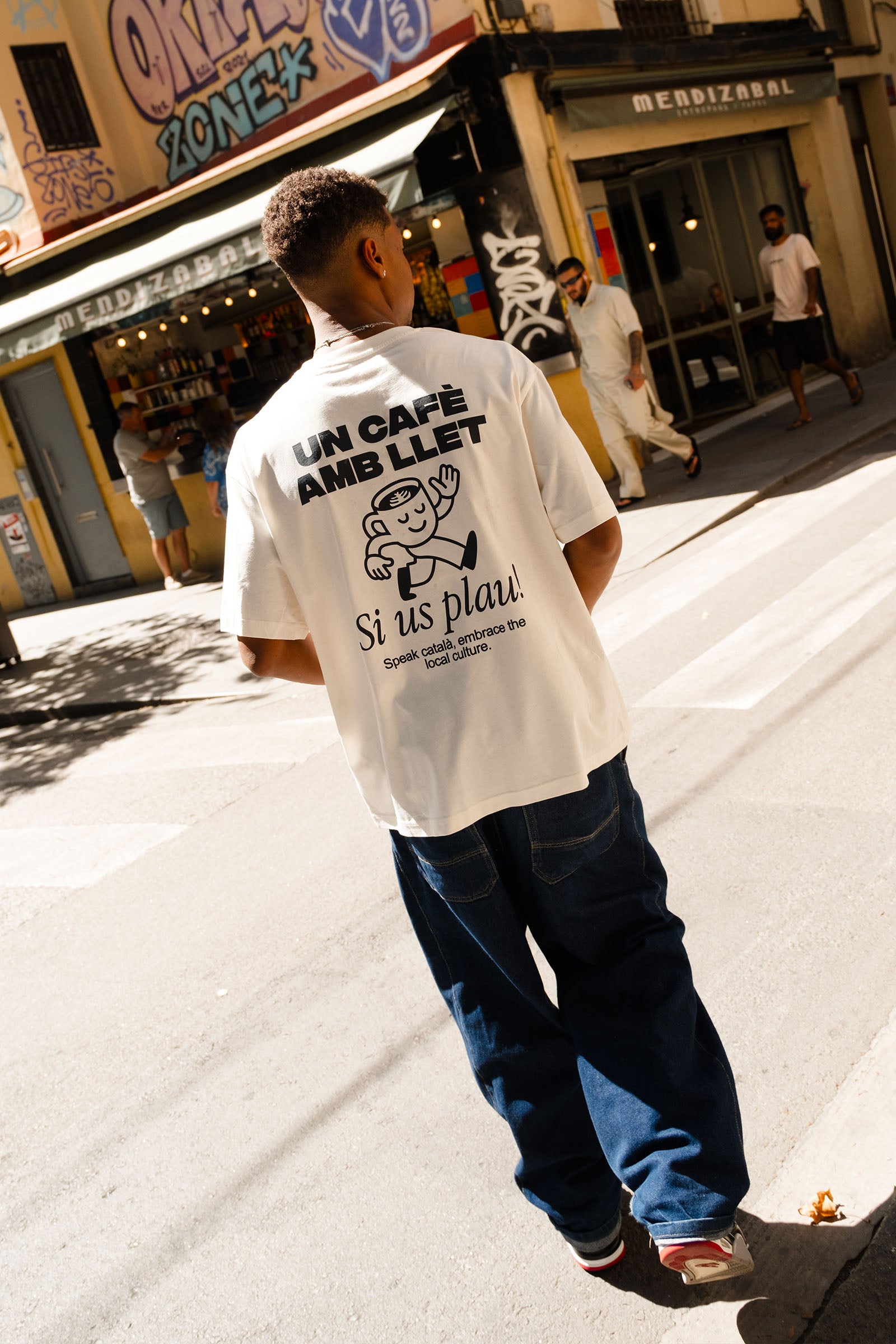 UN CAFÈ AMB LLET, SI US PLAU!