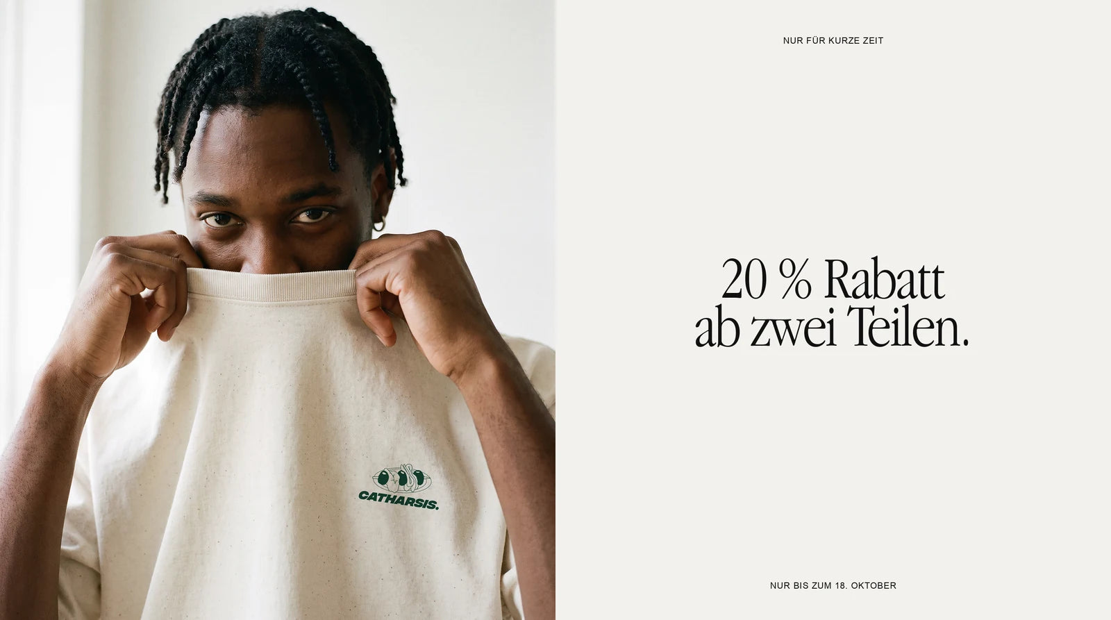 20 % Rabatt ab zwei Teilen. Nur für kurze Zeit, nur bis zum 18. Oktober. Ein Mann zieht den Kragen eines GILDAS T-Shirts von Catharsis über die Nase. Bild mit KI erstellt oder bearbeitet.